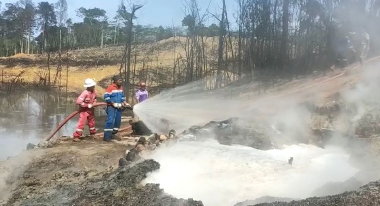 Proses pemadaman api sumur minyak Ilegal Drilling oleh tim Pemadam Kebakaran Pertamina EP Jambi